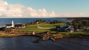 Film om Visby GK. Golfbanan på Kronholmen på Gotland utsågs 2020 till Sveriges bästa golfbanan. Filmaren Mattias Brännholm fick i samband med det i uppdrag att göra en film om anläggningen, renoveringen och resan till första platsen.