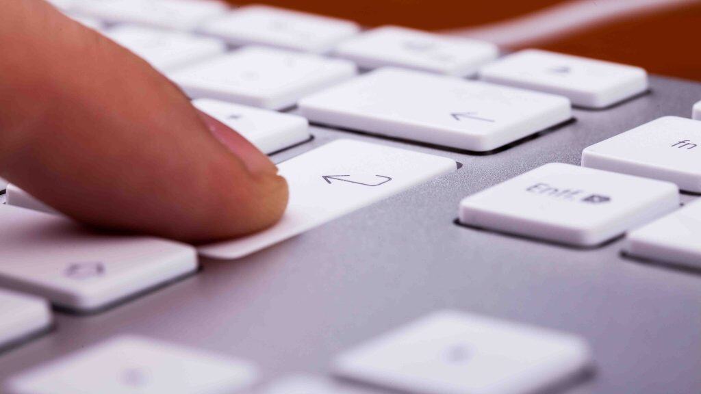 Ord säljer. Design i sig själv säljer inte. Det är därför en brand story är så mycket viktigare strategiskt än en brand book. Men det missar de flesta organisationer.